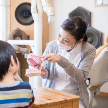 当院の歯科衛生士が子供たちに歯磨き指導を行なっている様子