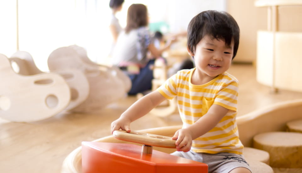 キッズルームで遊ぶ男の子